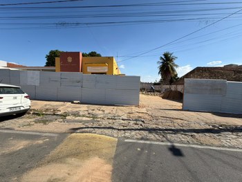 #PraTodosVerem: Na fotografia aparece a fachada de um prédio amarelo em obras, cercado por tapum...