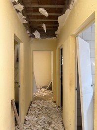 #PraTodosVerem: Na fotografia aparece a fachada de um prédio amarelo em obras, cercado por tapum...