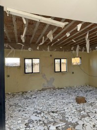 #PraTodosVerem: Na fotografia aparece a fachada de um prédio amarelo em obras, cercado por tapum...