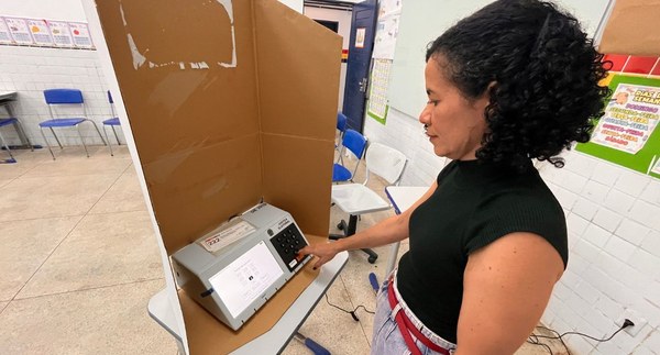 Instalação de urnas eletrônicas nos locais de votação será concluída neste sábado (24)