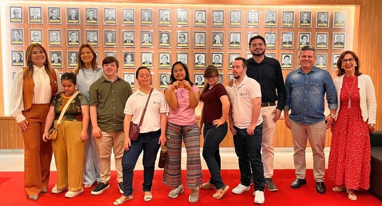 #PraTodosVerem: Na fotografia aparece um grupo de pessoas posando em pé em frente a galeria de e...