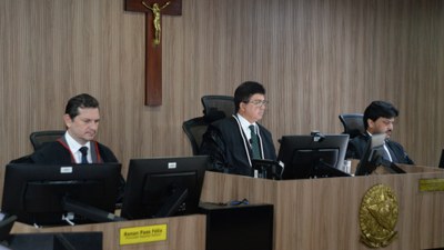 #PraTodosVerem: Na fotografia aparecem três homens participando da sessão de julgamento do TRE-PB.