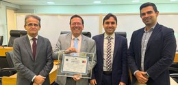 #PraTodosVerem: Na fotografia aparece o juiz Kéops Vasconcelos segurando diploma ao lado de outr...