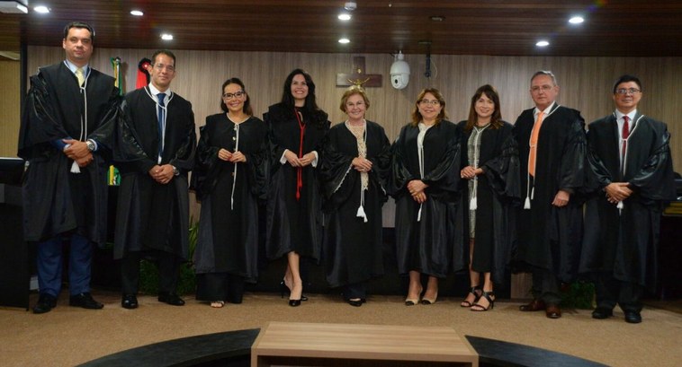 Juiz federal Bruno Teixeira toma posse como membro do TRE-PB #PraTodosVerem: Na fotografia aparecem homens e mulheres em pé, posando, na Sala de Sessões do T...