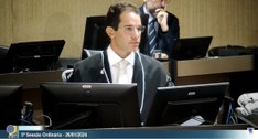 #ParaTodosVerem: Homem sentado a frente de dois monitores de computador, na Sessão de Julgamento...