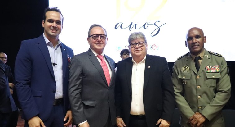 Juiz José Ferreira Ramos Júnior representa o TRE-PB em evento da PMPB #PraTodosVerem: Na fotografia aparecem homens em pé, posando.