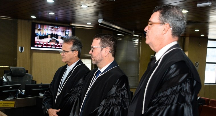 Juiz Kéops de Vasconcelos Amaral Vieira Pires toma posse na Corte Eleitoral paraibana #PraTodosVerem: Na fotografia aparecem três homens, de perfil e vestindo toga, na Sala de Sessõe...