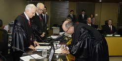 O juiz federal Rudival Gama assinando o termo de posse como membro efetivo do TRE-PB