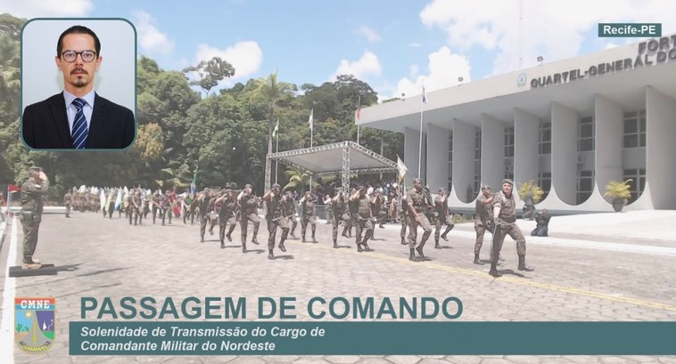 Juiz Saulo Medeiros representa o TRE-PB em solenidade do Exército Brasileiro #PraTodosVerem: Na fotomontagem aparece no alto à esquerda o retrato de um homem e como plano de...