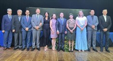 #PraTodosVerem: Na fotografia aparecem homens e mulheres participantes do evento, em pé, perfila...