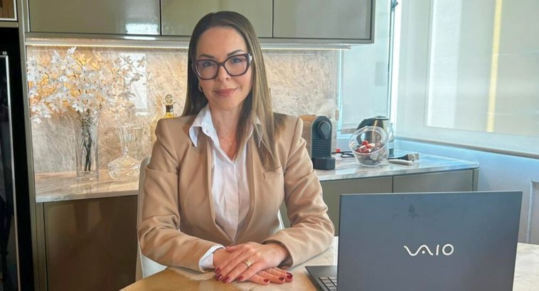 #PraTodosVerem: Na fotografia aparece a juíza Thana Michelle sentada tendo um notebook numa mesa...