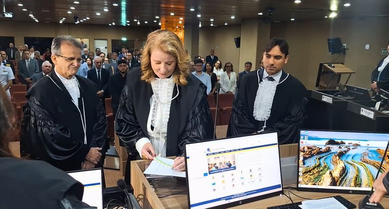 #PraTodosVerem: Na fotografia aparecem dois homens e uma mulher no centro, trajando toga preta c...