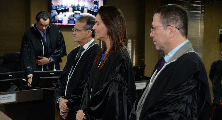 #PraTodosVerem: Na fotografia aparecem quatro pessoas, três homens e uma mulher, vestindo togas ...