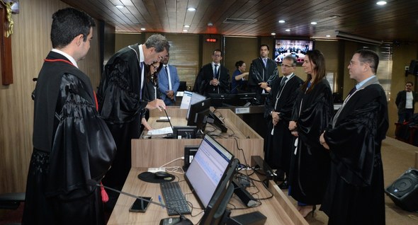#PraTodosVerem: Na fotografia aparece um grupo de homens e mulheres em um tribunal. Várias pesso...