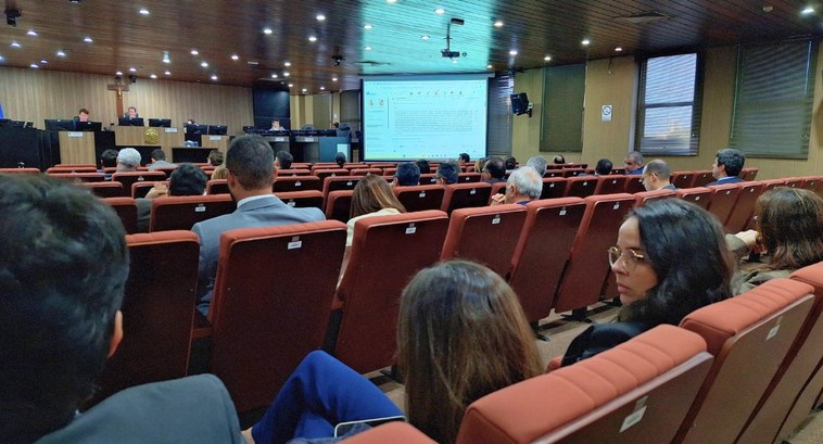 #PraTodosVerem: Na fotografia aparece uma sala com pessoas sentadas assistindo um treinamento co...
