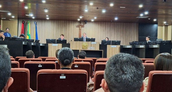 #PraTodosVerem: Na Fotografia interna 2 aparece o presidente do vice no plenário da sala de sess...