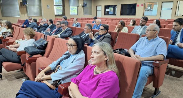 #PraTodosVerem: Na fotografia interna 1 aparece juízas assistindo treinamento na sala de sessão 