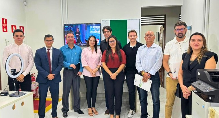 Justiça Eleitoral alinha instalação de postos itinerantes na 40ª Zona Eleitoral #PraTodosVerem: Na fotografia aparecem três mulheres e sete homens, posando, no cartório eleitor...