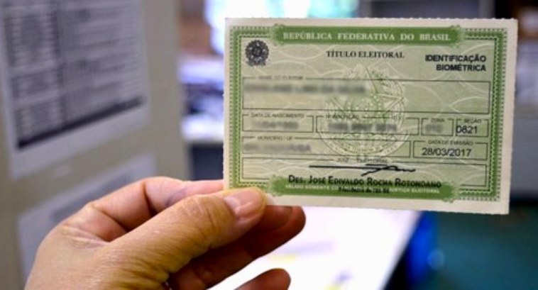 Justiça Eleitoral confirma o cancelamento de 67 mil títulos paraibanos #PraTodosVerem: Na fotografia aparece a mão de uma pessoa segurando um título eleitoral.