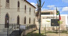 #PraTodosVerem: fachada da Central de Atendimento ao Eleitor; ao centro aparece uma palmeira e d...