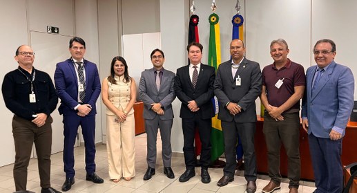 #PraTodosVerem: Na fotografia aparece um grupo de pessoas posando para uma foto na sala da presi...