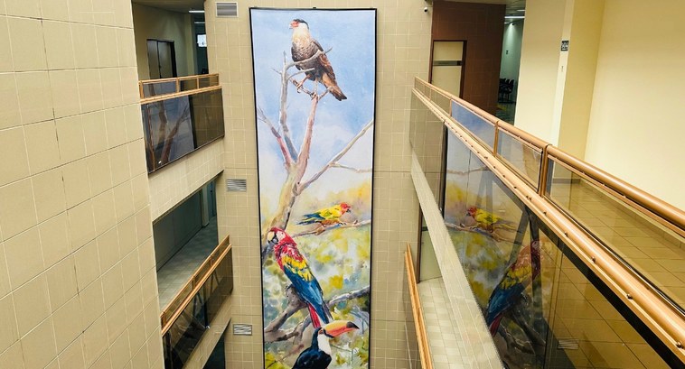 Justiça Eleitoral da Paraíba inaugura painel artístico de 25 metros #PraTodosVerem: Na fotografia aparece o vão interno central do TRE-PB. A parede ao fundo mostra ...