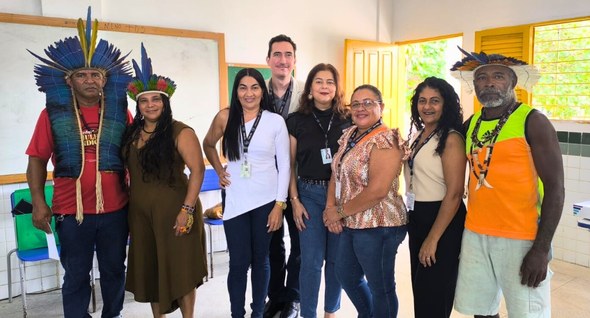 #PraTodosVerem: Na fotografia aparecem pessoas  em pé, posando.