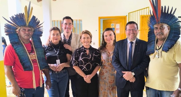 #PraTodosVerem: Na fotografia aparecem pessoas  em pé, posando.