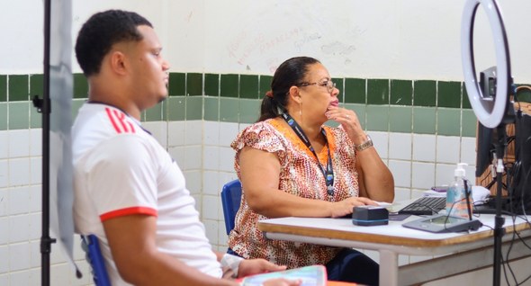 #PraTodosVerem: Na fotografia aparece duas pessoas, um homem e uma mulher; o homem está sendo at...