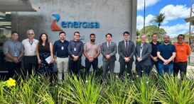 #PraTodosVerem: Foto de grupo com 11 pessoas em frente à sede da Energisa, posando para a câmera...
