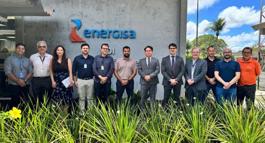 #PraTodosVerem: Foto de grupo com 11 pessoas em frente à sede da Energisa, posando para a câmera...