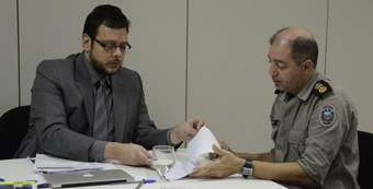 Secretário de TI, Leonardo Lívio, com o coronel/PB, Onivan Elias