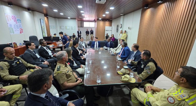 #PraTodosVerem: a foto mostra uma reunião em uma sala, com autoridades civis, militares e equipe...