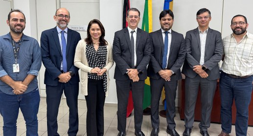 #PraTodosVerem: Na fotografia aparecem uma mulher e seis homens, em pé, posando, no gabinete da ...