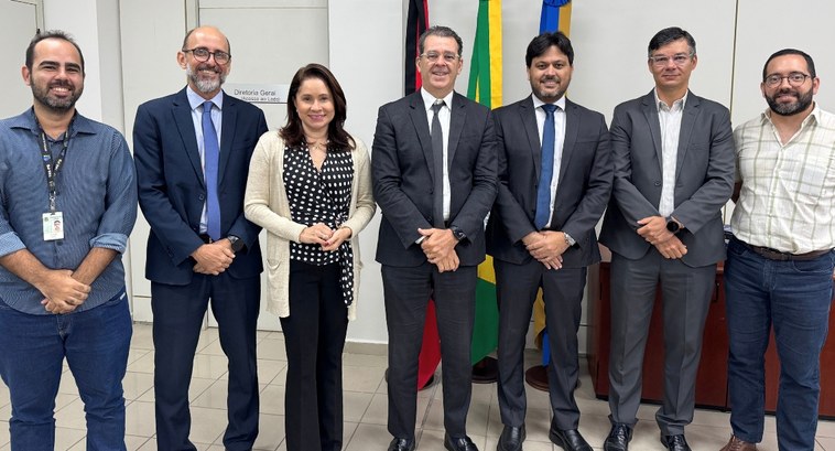 #PraTodosVerem: Na fotografia aparecem uma mulher e seis homens, em pé, posando, no gabinete da ...
