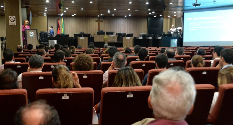 Justiça eleitoral paraibana dá início ao projeto de justiça restaurativa #PraTodosVerem: Auditório assiste apresentação sobre justiça restaurativa em telão e tribuna ofi...
