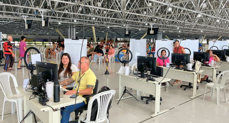 #PraTodosVerem: Na fotografia aparecem pessoas sendo atendidas no Mezanino do Espaço Cultural no...