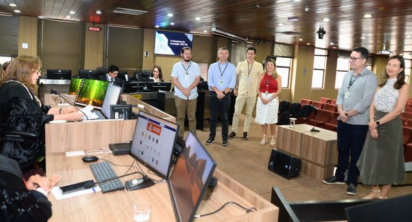 #PraTodosVerem: Na fotografia aparecem pessoas em pé, na Sala de Sessões do Tribunal Regional El...