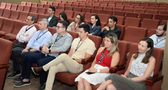 #PraTodosVerem: Na fotografia aparecem pessoas sentadas em poltronas, na Sala de Sessões do Trib...