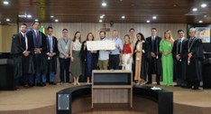 #PraTodosVerem: Na fotografia aparecem pessoas em pé, posando, na Sala de Sessões do Tribunal Re...