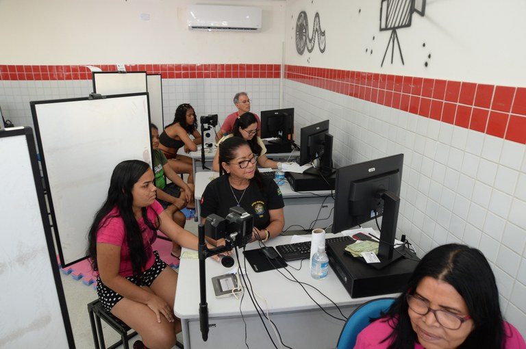 #PraTodosVerem: Na fotografia aparecem pessoas sendo atendidas na unidade móvel do TRE-PB instal...