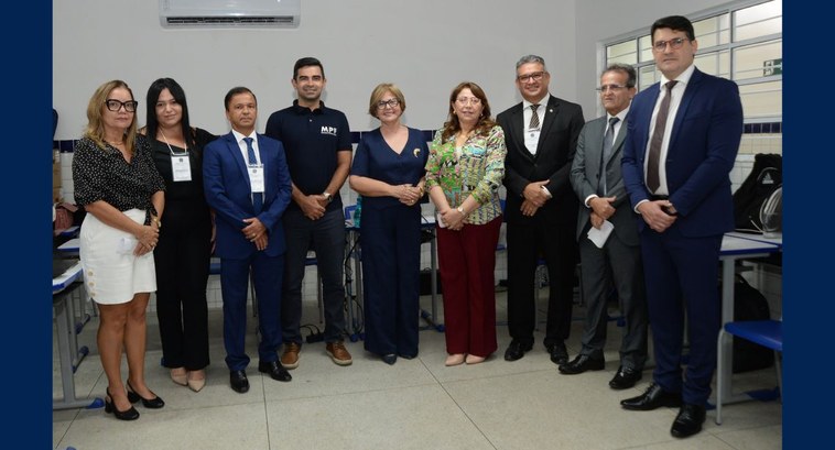 #PraTodosVerem: Na fotografia aparecem homens e mulheres, em pé, posando.