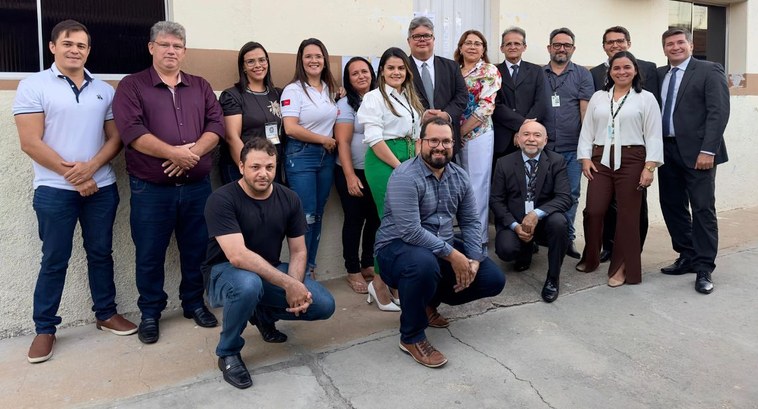 Justiça Eleitoral realiza Eleições Suplementares no município de Mãe D’Água/PB #PraTodosVerem: Na fotografia aparecem homens e mulheres, em pé, posando.