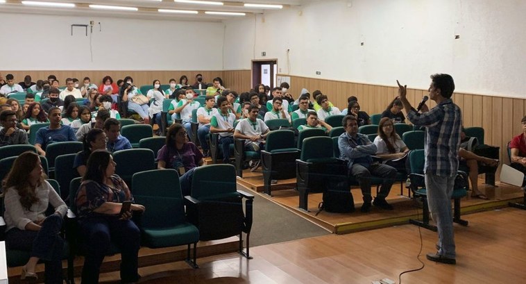 #PraTodosVerem: Alunas e alunos do IFPB, sentados em poltronas, assistindo a palestra proferida ...