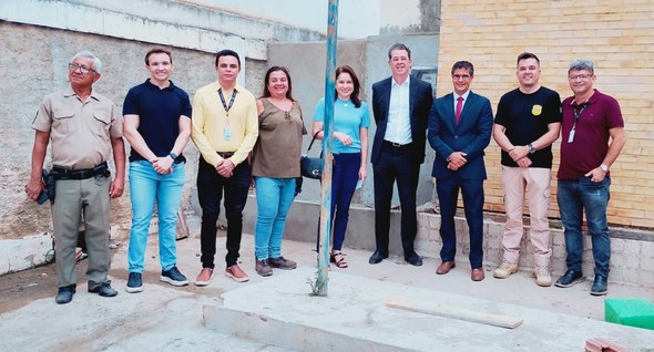 Foto 2: #PraTodosVerem: Na fotografia aparece um grupo de nove pessoas posando para foto em um a...