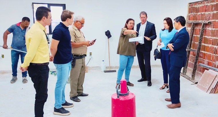 Capa: #PraTodosVerem: Na fotografia aparece um grupo de pessoas em uma vistoria técnica dentro d...
