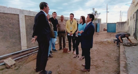 Foto 1: #PraTodosVerem: Na fotografia aparece um grupo de pessoas reunido em uma área externa de...