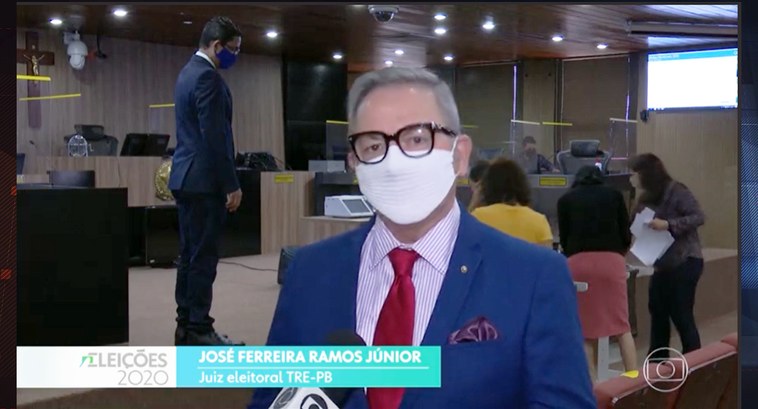 #PraCegoVer: Juiz José Ferreira Ramos Júnior concedendo entrevista.
