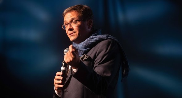 Justiça Restaurativa reúne palestrantes renomados na Paraíba_Raul Foto 2: #PraTodosVerem: Na fotografia aparece um homem de óculos e paletó escuro, segurando um m...