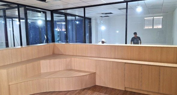 Laboratório de Inovação avança para entrega no início de janeiro_1 #PraTodosVerem: Na fotografia aparece o interior de uma sala de escritório em reforma, com piso ...